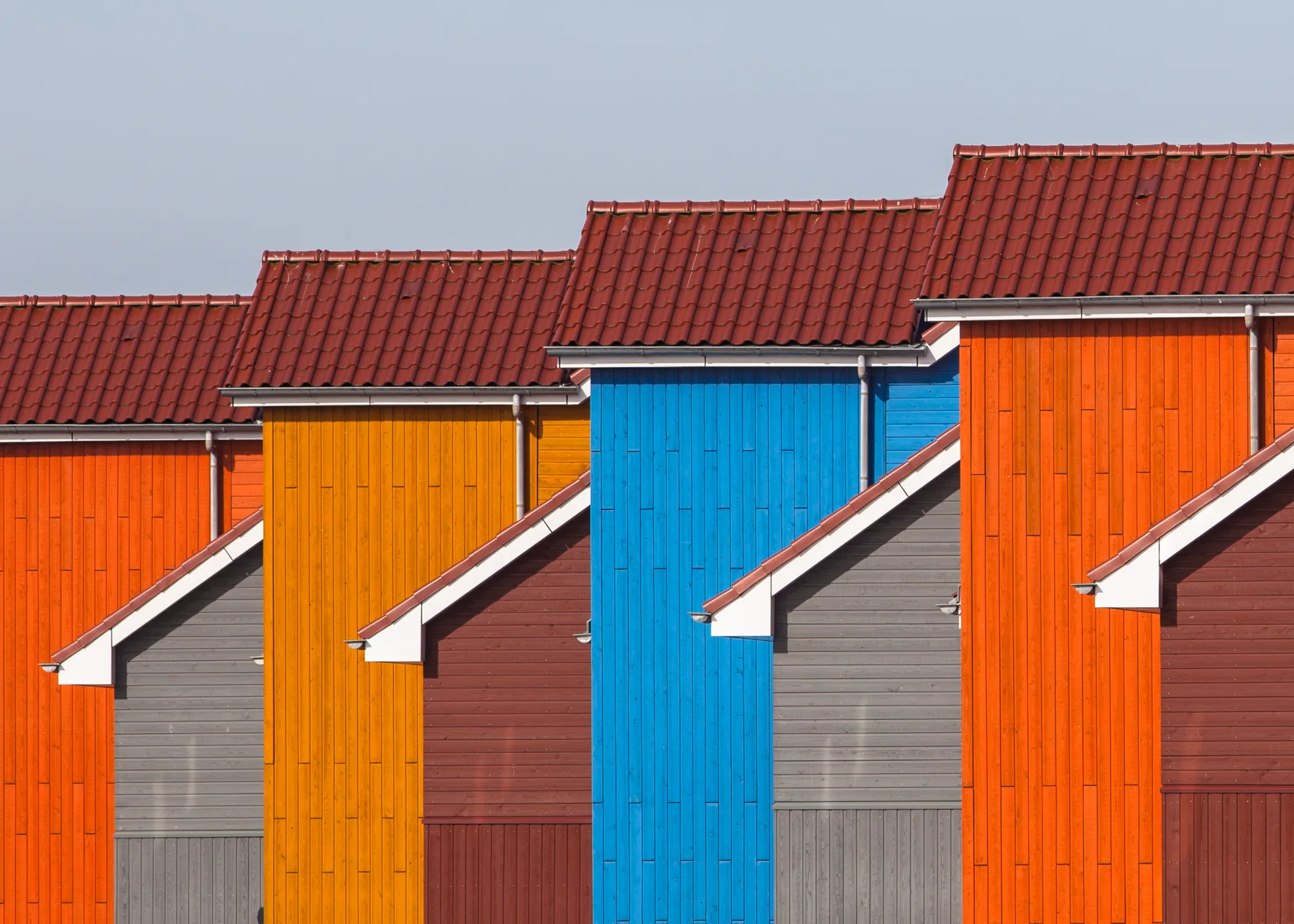Färgglada fasader i ett bostadskvarter