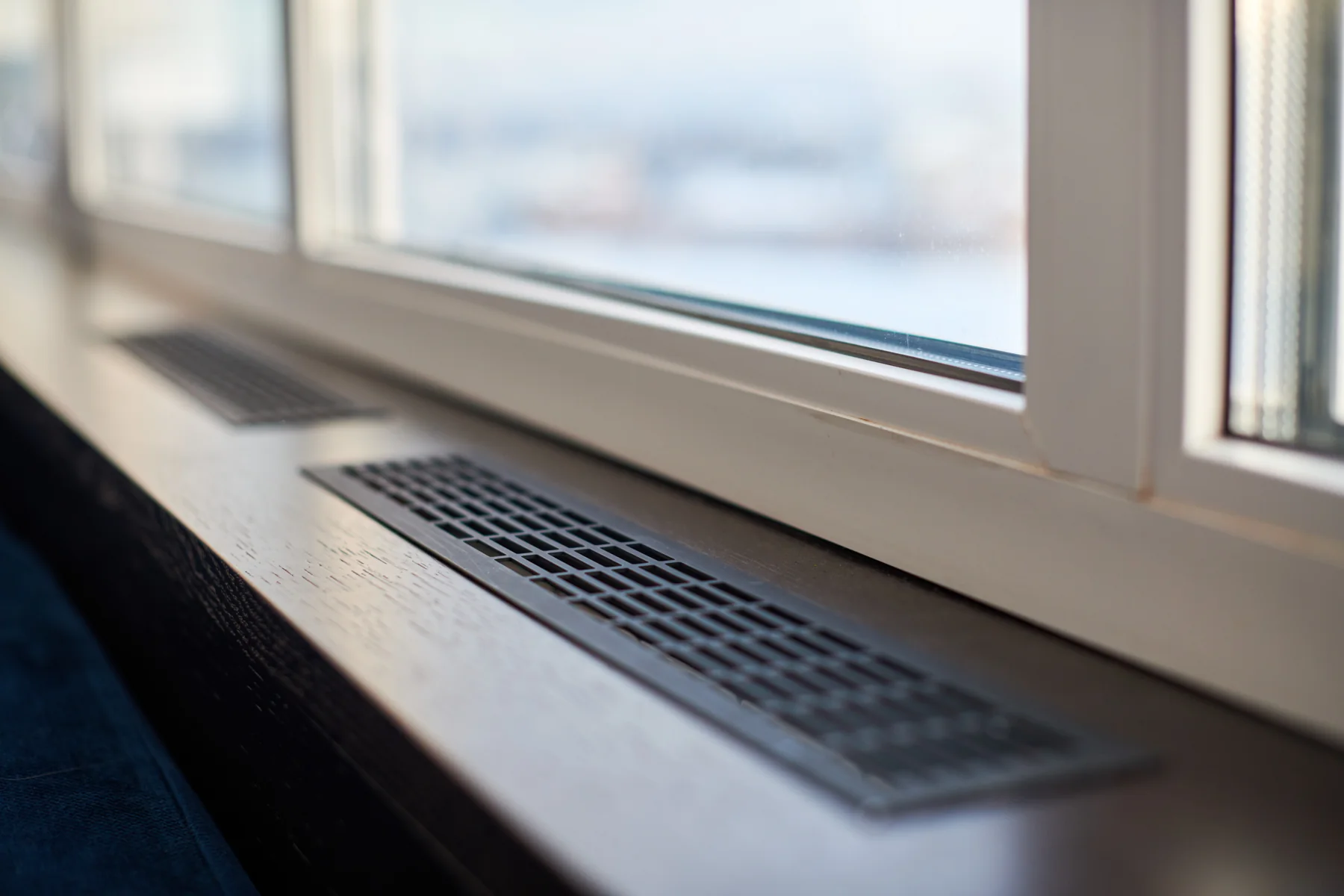 Ventilationsgaller vid ett fönster