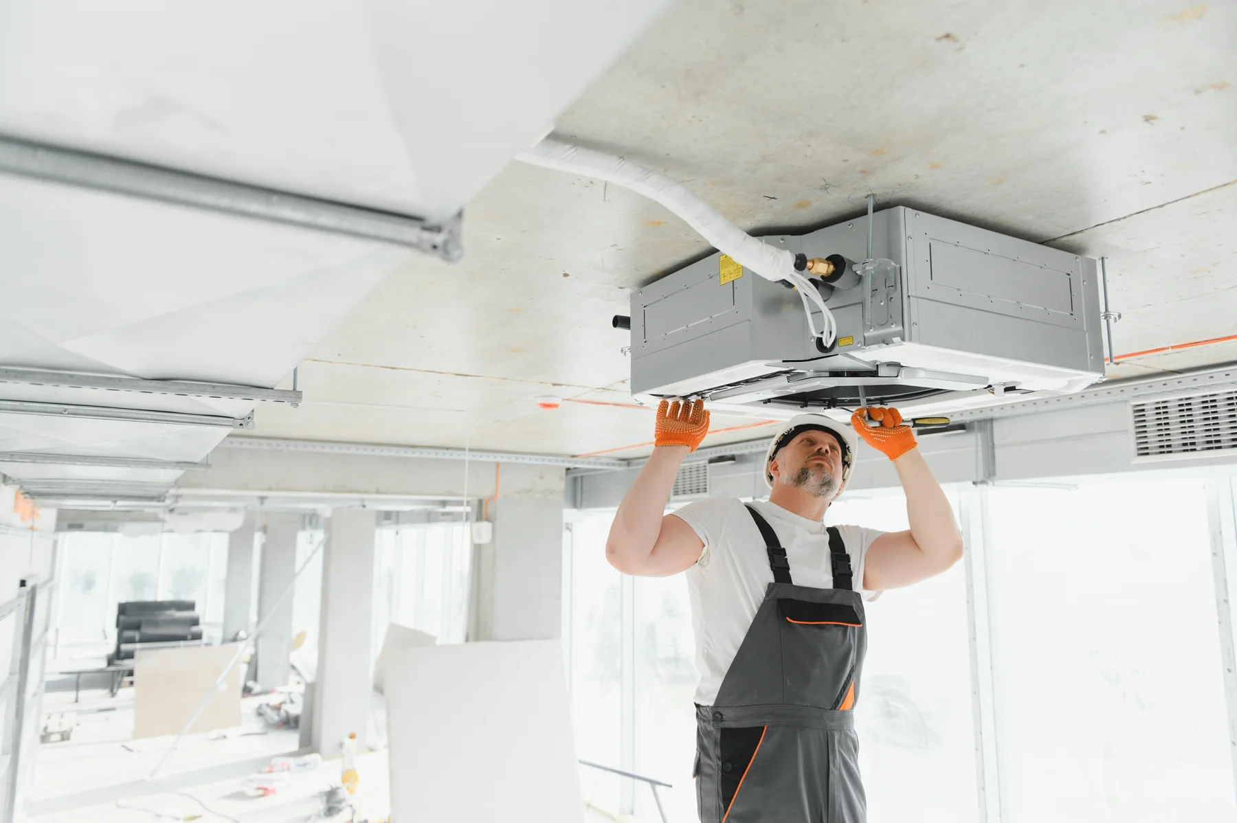 Tekniker monterar en installation i en ljus verksamhetslokal