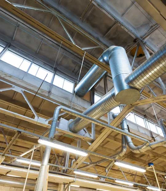 Ventilationssystem i en industrilokal Ventilationssystem i en industrilokal
