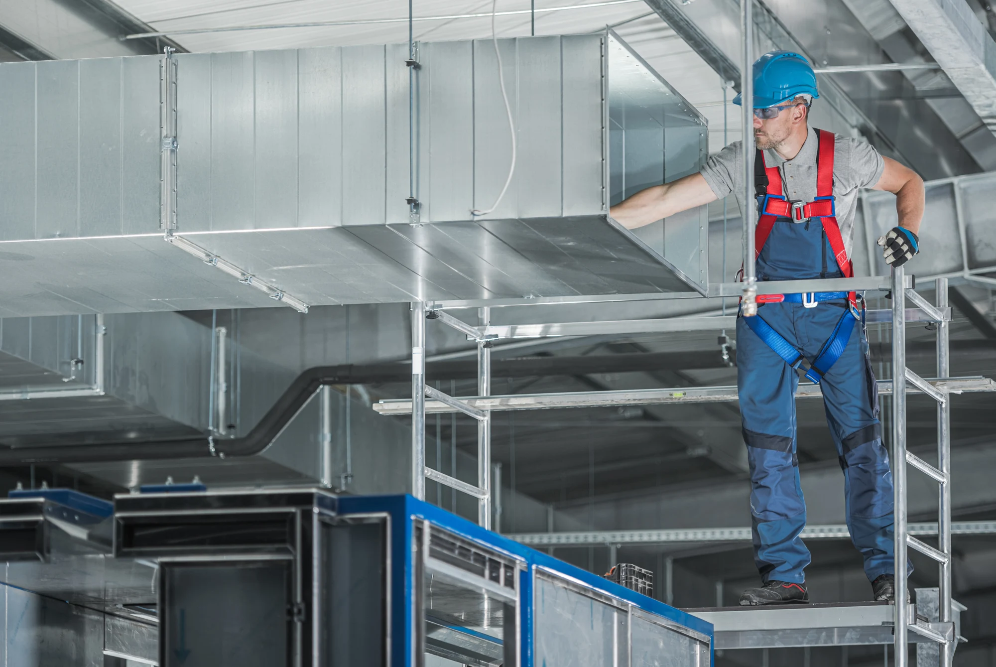 Montör som arbetar med ventilationskanaler Montör som arbetar med ventilationskanaler
