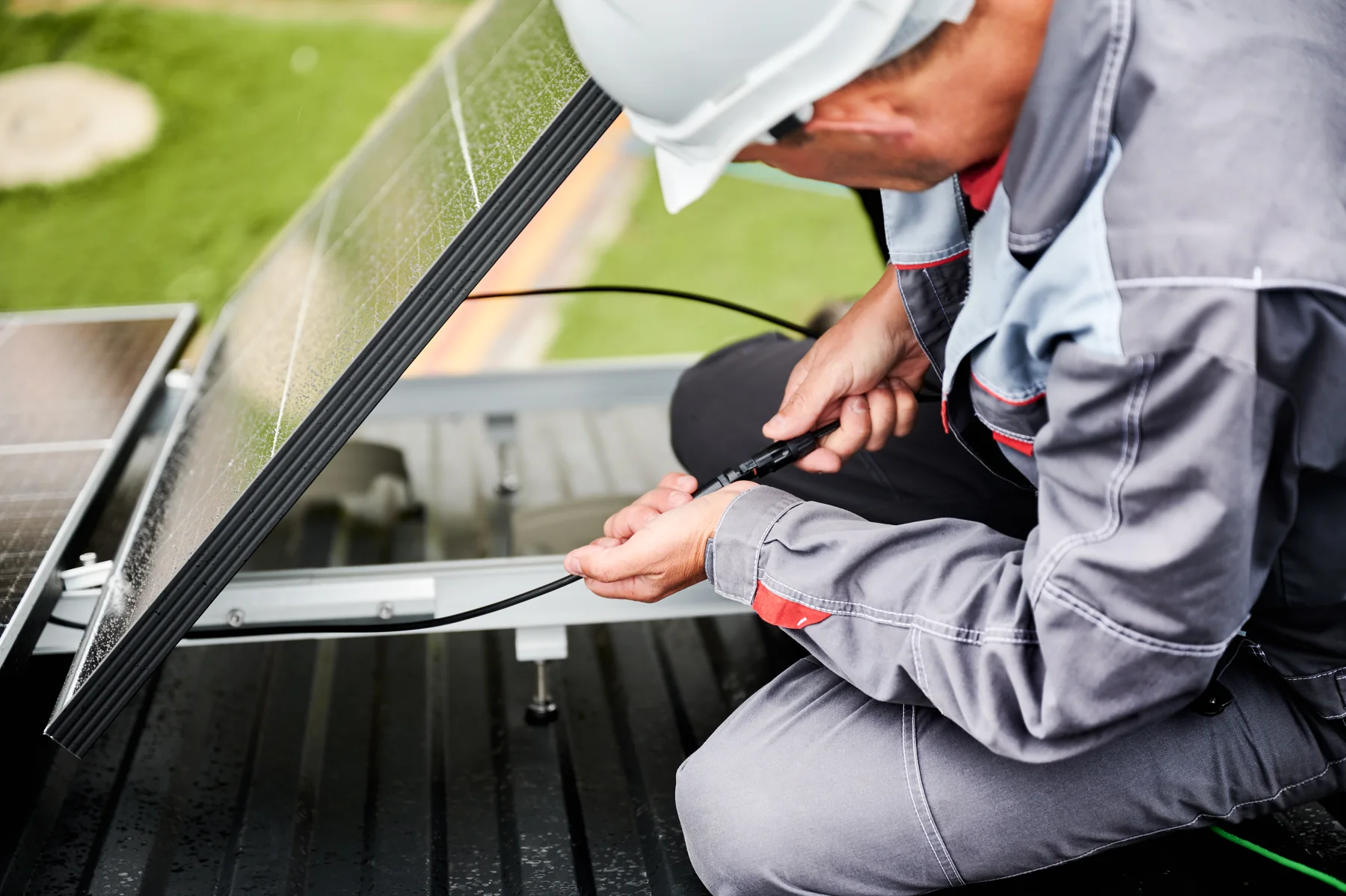 Tekniker gör service på ett ventilationsaggregat Tekniker gör service på ett ventilationsaggregat