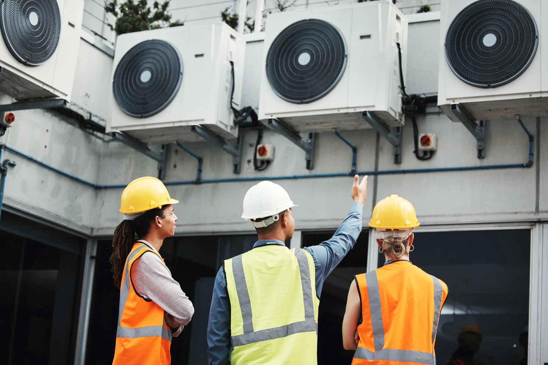 Tekniker vid en byggnads tekniska installationer Tekniker vid en byggnads tekniska installationer