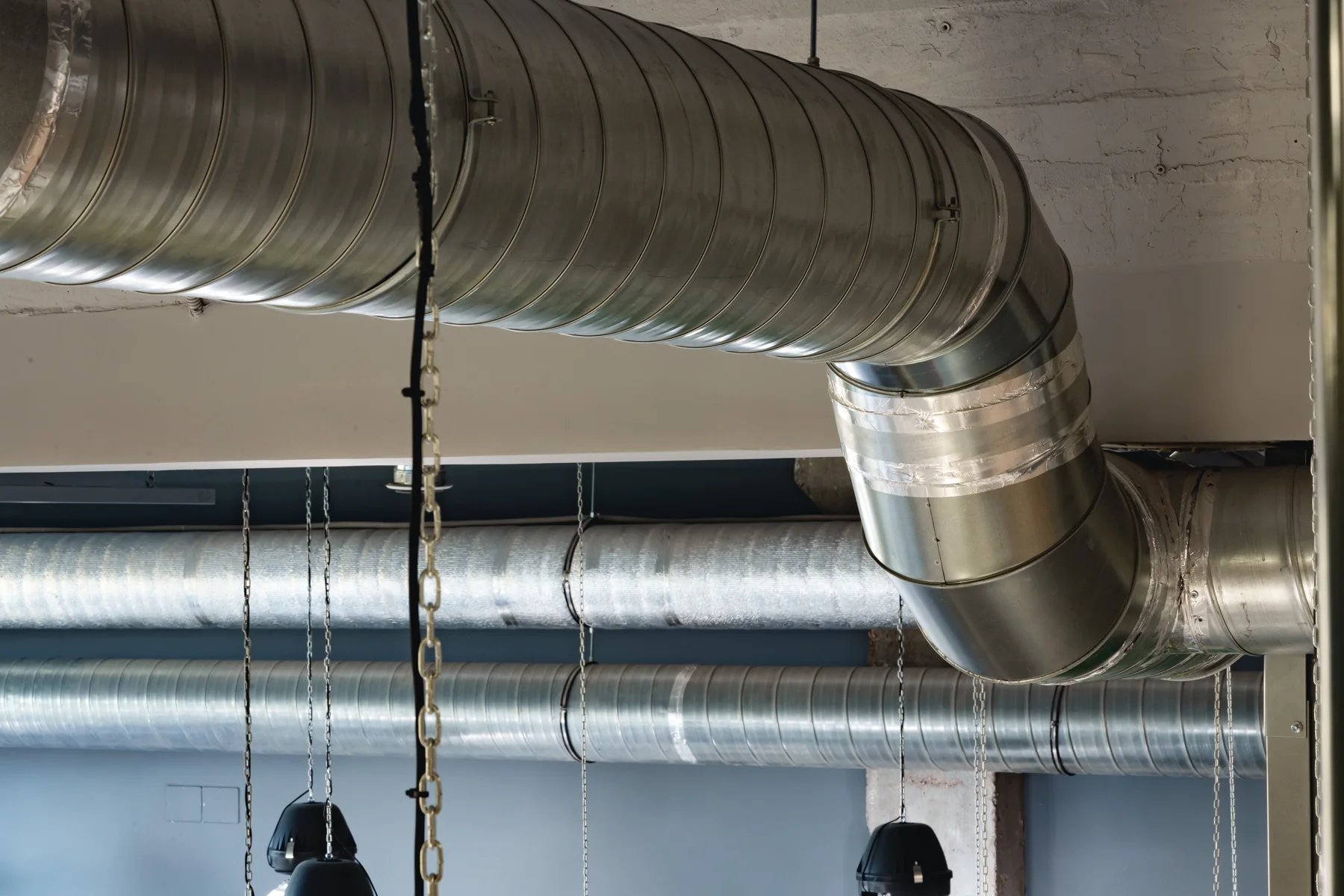 Ventilationskanaler med en böj under ett innertak